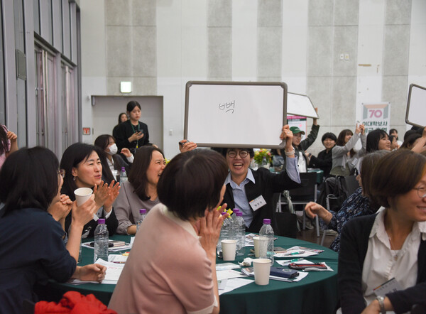 행사 2부에서는 이대학보 골든벨 퀴즈가 진행됐다. 정답을 적은 화이트보드를 들고 있는 박은정씨. <strong>이승현 사진기자