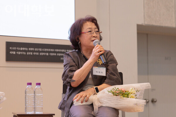 자랑스러운 이대학보인상 수상 소감을 전하는 박화숙 동문. 변하영 사진기자