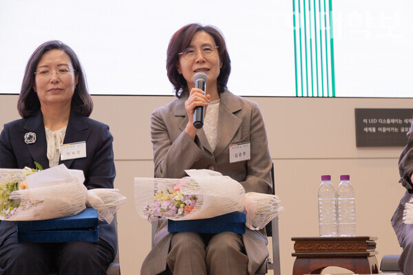 자랑스러운 이대학보인상 수상 소감을 전하는 김은주 동문. 변하영 사진기자