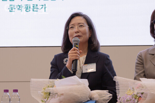 자랑스러운 이대학보인상 수상 소감을 전하는 이숙진 동문. 변하영 사진기자