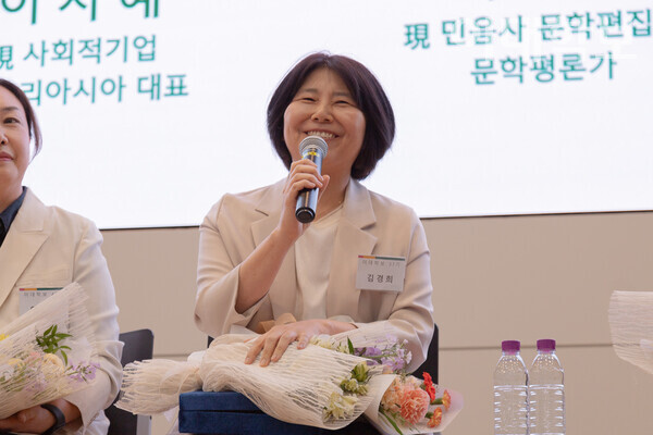 자랑스러운 이대학보인상 수상 소감을 전하는 김경희 동문. 변하영 사진기자