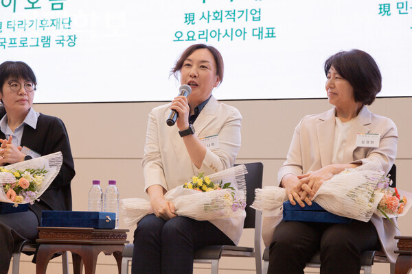 자랑스러운 이대학보인상 수상 소감을 전하는 이나리 동문. 변하영 사진기자