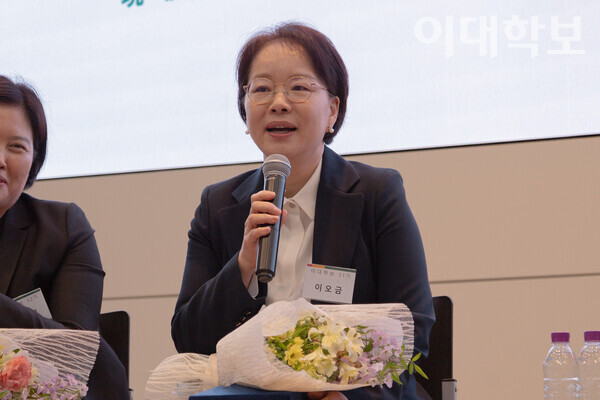 자랑스러운 이대학보인상 수상 소감을 전하는 이오금 동문. 변하영 사진기자