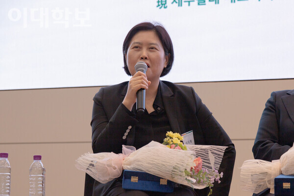 자랑스러운 이대학보인상 수상 소감을 전하는 이지혜 동문. 변하영 사진기자