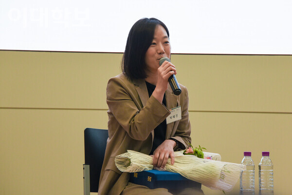 자랑스러운 이대학보인상 수상 소감을 전하는 박혜진 동문. 이승현 사진기자