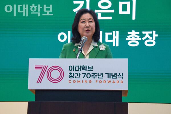 축사를 전하는 김은미 총장. <strong>이승현 사진기자