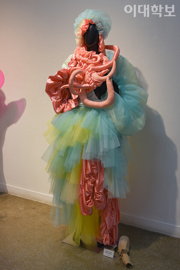 조형예술관 A동 1층 복도에 전시돼 있는 김수연씨의 작품 ‘Hermit with Miraculous’. 이승현 사진기자