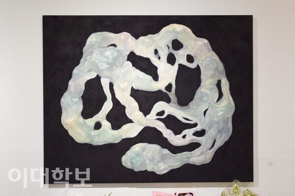 검은 캔버스에 푸르스름한 색감의 추상적인 형체가 그려진 신지원씨의 작품 ‘감(感)’. 이승현 사진기자