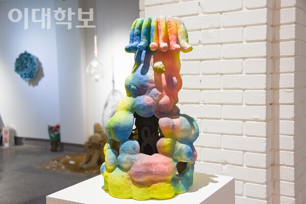 오유나씨의 작품 ‘이고’는 밝은 모습의 외부와 어두운 모습의 내부를 보여주는 작품이다. 이승현 사진기자