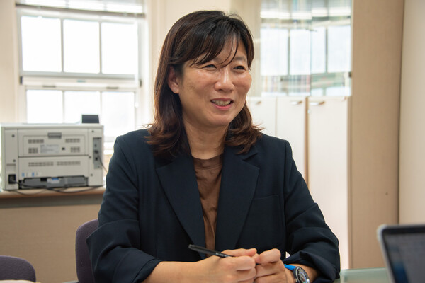 이은아 원장은 “지금이야말로 청년들이 여성학을 더 많이 공부해야 하는 시기”라고 말하며 한국여성연구원의 존재 의미를 되새겼다. 안정연 사진기자