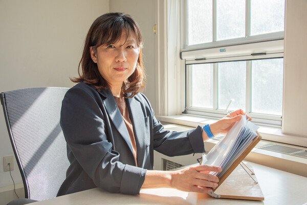 이은아 원장은 군 '위안부' 문제 뿐만 아니라 다양한 '여성과 평화' 주제의 연구 사업들을 수행하기 위해 노력하고 있다. 안정연 사진기자