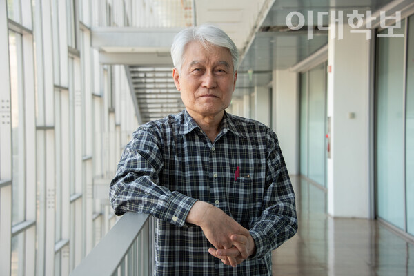 이화에서 보낸 시간을 돌아보며, 카메라를 응시하고 있는 오욱환 명예교수. 그는 이화에서 가장 인상깊었던 순간이 무엇이냐는 질문에 첫 출근날을 꼽았다. 채플이 끝난 뒤, 수많은 학생들이 내려오던 순간을 잊을 수 없다고 답했다. <strong>안정연 사진기자