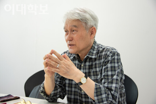 미국 유학 중에 있었던 일화를 이야기하며 영어로 소통하기 위해 노력했던 과정을 설명하고 있는 오욱환 교수. <strong>안정연 사진기자