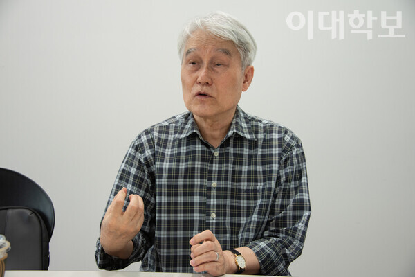 오욱환 교수는 이화에서 만난 학생들을 떠올리며 “학생들이 어디가서도 기죽지 않고 한 사람의 몫을 할 수 있도록 했다”고 답했다. <strong>안정연 사진기자