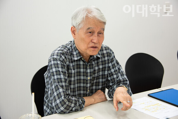 오욱환 명예교수가 자신이 집필한 ‘책 좀 사서 읽어요’(2024)의 내용 중 일부를 설명하고 있다. <strong>안정연 사진기자