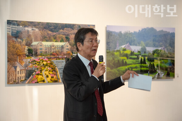 황규호 명예교수는 “총동창회 측의 추진으로 전시회를 열게 되어 뜻 깊다”고 말하며, 자신의 사진을 통해 “이화의 공간을 아름답게 기록할 수 있어 기쁘다”고 말했다. <strong>강연수 사진기자