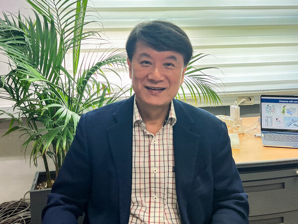 사람의 코를 닮은 뉴로모픽 소자를 개발해 인공 후각 시스템 연구를 지속적으로 하고 있는 박태현 교수. <strong>이유민 기자