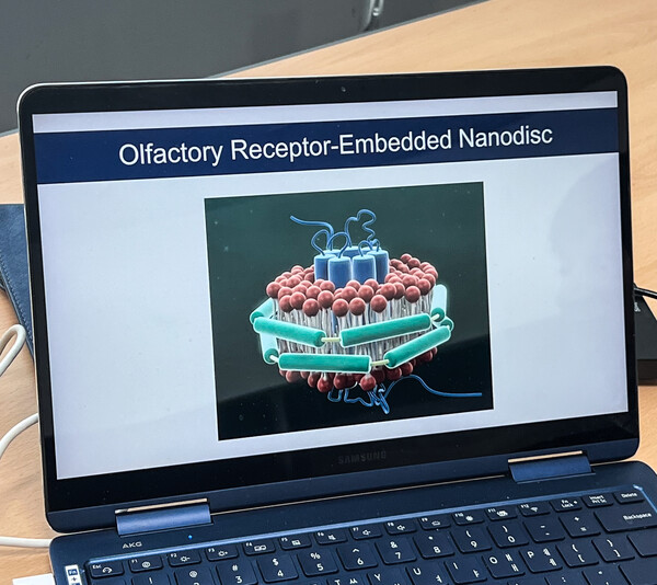 박태현 교수는 인간의 콧속에 있는 후각 수용체와 유사한 나노 디스크를 개발했다. <strong>이유민 기자