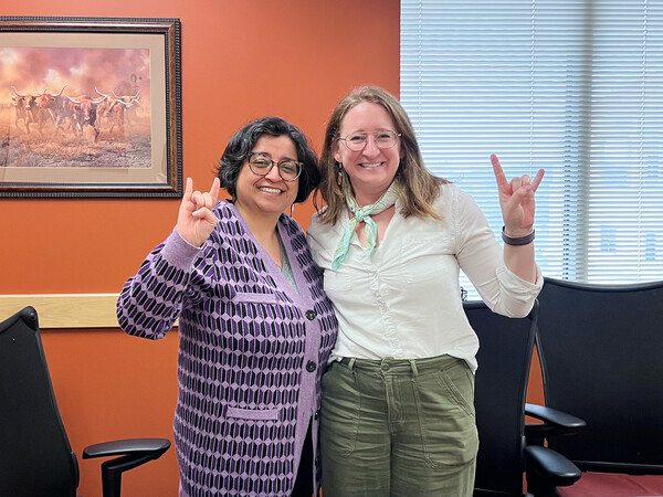 UT 오스틴 '유학생 및 학생 서비스 센터'의 마가렛(Margaret)씨와 '상담 및 정신 건강 센터'의 캐서린(Kathryn)씨.(왼쪽부터) UT 오스틴의 시그니처인 롱혼(longhorn·뿔이 긴 소) 포즈를 짓고 있다. <strong>백가은 기자