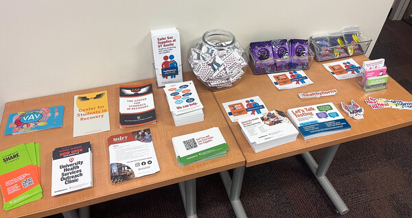 캠퍼스 구성원들이 언제든 정신 건강에 관련한 도움을 받을 수 있도록 다양한 팜플렛과 스티커를 구비해 둔 UT 오스틴. <strong>김수미 기자