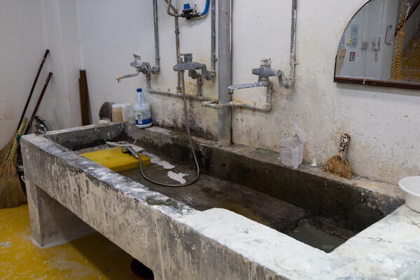 조형예술관 B동 B1층 도자예술전공 석고제형스튜디오는 녹물 문제가 가장 심각하다. <strong>변하영 사진기자