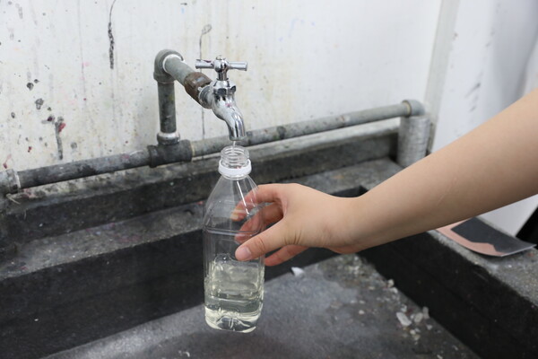 조형예술관 A동 212호 동양화전공 3학년 실기실에 위치한 개수대에 녹물이 나오고 있다. <strong>이선영 미디어기자