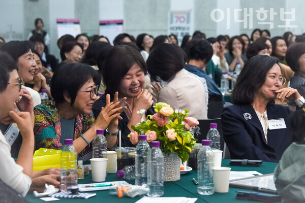 지난 11일 오전11시 ECC 이삼봉홀에서 이대학보 창간 70주년 기념식 'Coming Forward'가 개최됐다. 기념식장은 오랜만에 만난 반가운 얼굴들과 인사하는 동문들의 목소리로 가득했다. 사진은 2부에서 진행된 이대학보 골든벨 퀴즈에서 문제와 관련된 경험담을 듣고 공감하며 웃고 있는 이대학보 동문들의 모습. <strong>이승현 사진기자