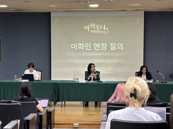 김은미 총장이 학생들의 질의에 답하고 있다. <strong>임주영 기자