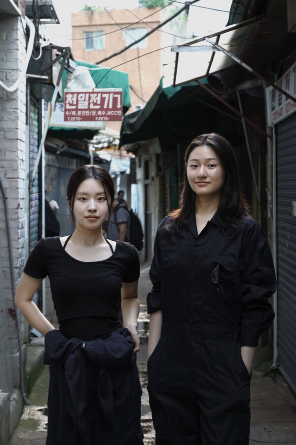 '왈자' 한어진(도자예술·20)씨와 '왈자' 김윤지(조소·20)씨(왼쪽부터) 제공=왈자