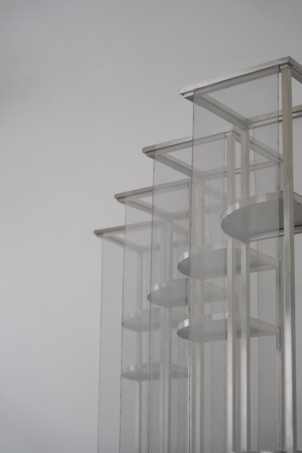 <백장白欌>, 2024stainlesssteel, stainlesssteelmesh. W340xD340xH1700mm​​​​​​​ ​​​​​​​비움이 머물다 가는 길목. 그릇의 본질이 비움에 있듯이 백장白欌 역시 비어있기에 의미를 가진다. 채워질 수 있는 가능성이 가득찬 잠재의 공간. 공간을 품은 백장白欌에는 고요한 비움이 머문다. 제공=왈자