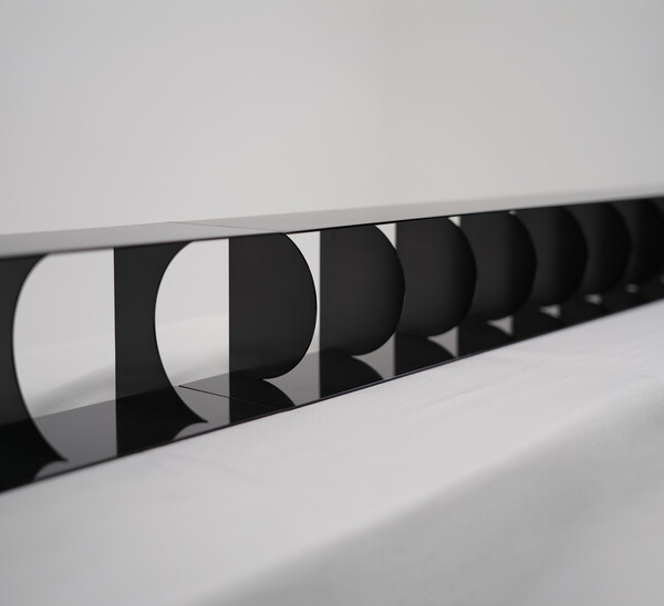 <Eclipse #02>, 2024 blackstainlesssteel W2170xD90xH120mm 흑黑백白, 유有와 무無의 반복negativespace에서 찾은 음과 양의 관계. 보는 방향에 따라 비워지고 채워지는 eclipse #02 제공=왈자