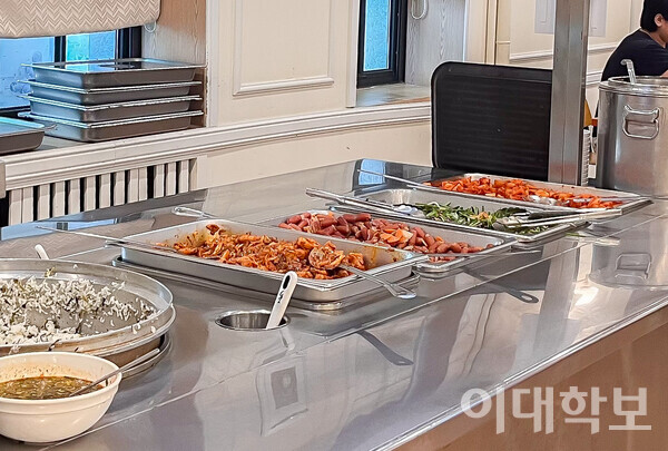 8월28일 진선미관 식당 점심이다. 비건 식단은 제공하지 않는 모습이다. 한예지 기자