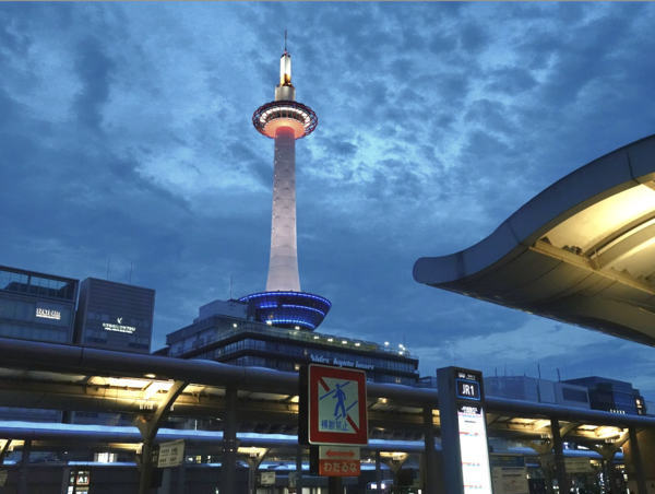 교토역 중앙출구에서 바라본 교토 타워. 제공=하영은씨