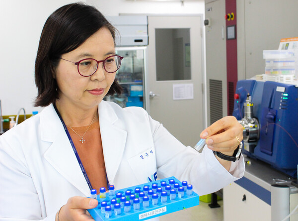 국립과학수사연구원에서 근무하던 김은미 전 법과학부장의 모습. 제공=김은미 박사