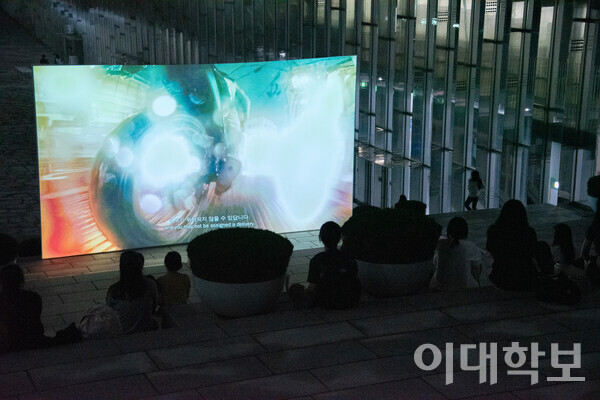 이화인들이 삼삼오오 모여 EMAP 영상을 관람하고 있다. 화면에는 김아영 작가의 ‘딜리버리 댄서의 구’라는 작품이 상영되고 있다. 강연수 사진기자