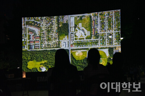 우리대학 출신 작가들의 작품을 조명하는 8장 ‘이화 하이라이트: 디지털 시대 인간 경험 탐구’의 작품 중 하나인 ‘Scroll-Stroll’이 상영되고 있는 모습. 이 작품의 작가인 임우재씨는 이 작품을 통해 “디지털 시대에서 인간과 자연 사이의 취약한 관계를 강조하고 싶었다”고 말했다. 강연수 사진기자