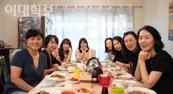 8월14일 북가주지회 동쪽 모임장인 김경미씨의 자택에서 이영완 회장 및 차세대 동창들이 모였다. 그들은 이화라는 이름 아래 학창 시절을 추억하는 식사 자리를 가졌다. <strong>안정연 사진기자