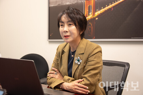 “Ewha, Shine in the Golden State!” 이번 총회의 주제 문구 탄생 배경에 대해 이영완 북가주지회장이 설명하고 있다. <strong>안정연 사진기자