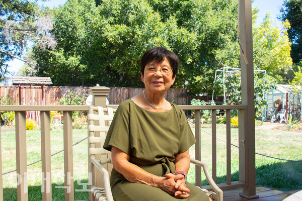 따뜻한 햇살이 들어오는 정원을 뒤로 하고, 미소를 띠며 카메라를 응시하고 있는 강희식씨의 모습.<strong> 안정연 사진기자