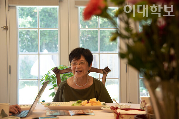 강희식씨가 그의 자택에서 환하게 웃으며 인터뷰에 응하고 있다. <strong> 안정연 사진기자