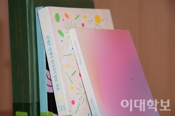 ‘인생은 언제나 무너지기 일보 직전’, ‘우리가 키스하게 놔둬요’ 등 큐큐출판사의 책들이 우리대학 중앙도서관 서가에 진열돼 있는 모습. 강연수 사진기자