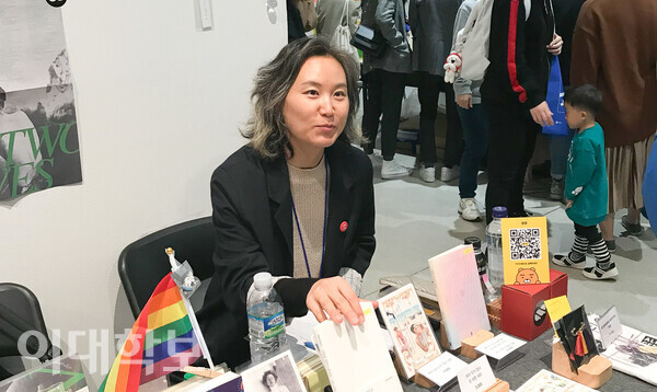 큐큐의 책을 판매하고 있는 최성경 대표. 큐큐 출판사는 퀴어문학 독자로서 읽고 싶고 궁금했던 책들의 목록이 쌓여 시작됐다. 제공=최성경 대표