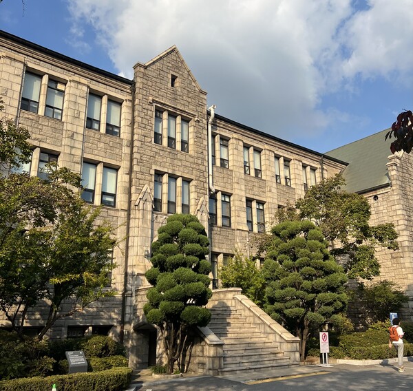 총장실이 위치한 본관 전경. 강예본 기자