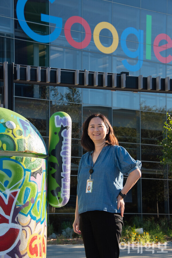 김은주 수석 디자이너가 미국 캘리포니아주(California) 마운틴뷰(Mountain View)에 위치한 구글플렉스(Googleplex) 건물 앞에서 카메라를 응시하고 있다. 그는 사진을 촬영한 이 장소가 “뉴스에 구글(Google)이 언급되면 빠지지 않고 등장하는 곳”이라고 말하며 활짝 웃었다. <strong>안정연 사진기자