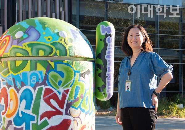 김은주 디자이너가 자신 있는 미소와 함께 안드로이드(Android)동상 옆에서 포즈를 취하고 있다. <strong>안정연 사진기자
