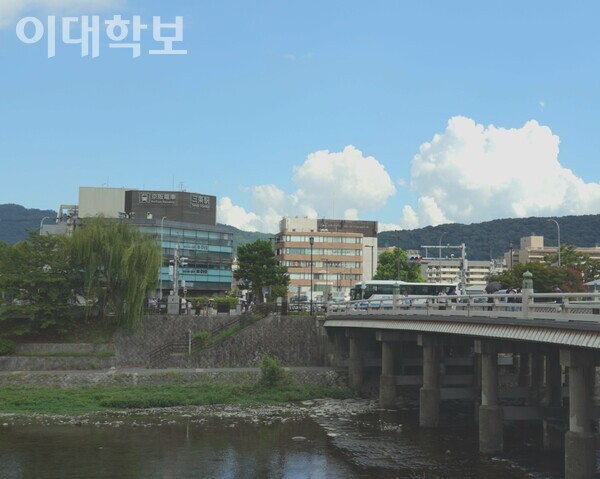 나오와 대화했던 스타벅스 테라스의 광경. 다리를 건너면 히가시야마구다. 제공=하영은씨