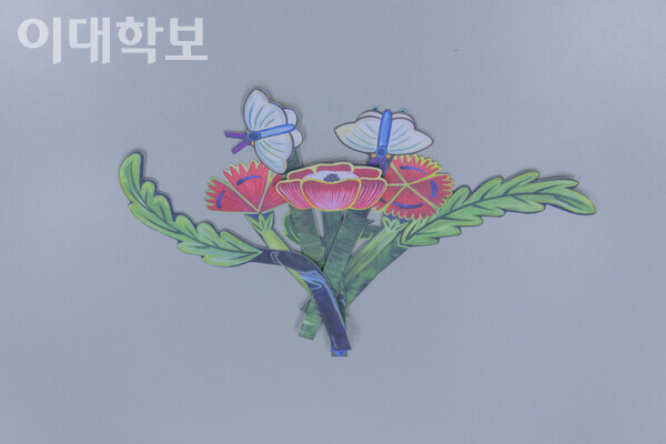 김예지씨와 함께 작업했던 나난 강 작가의 ‘롱롱타임플라워(Long long time flower)’ 초충도 에디션. 조선 시대 대표 화가인 신사임당의 ‘초충도’를 현대적으로 해석했다. <strong>남현지 사진기자