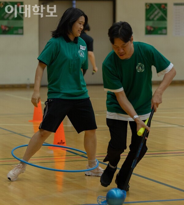 다양한 종류의 미션을 진행하며 ‘어울림’의 의미를 다시 새기는 이화 어울림 체육대회. 변하영 사진기자