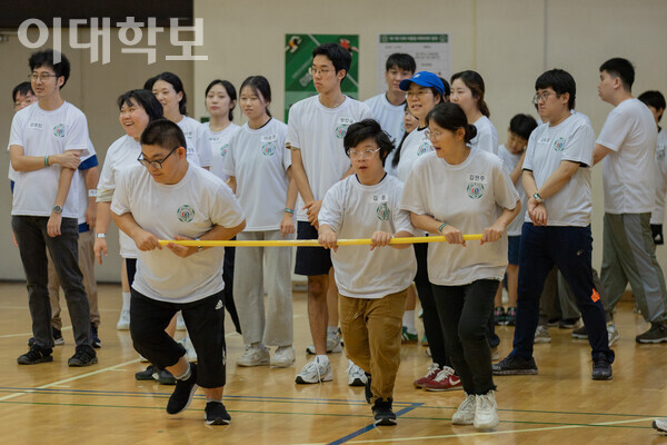 모두가 하나 돼 막대를 잡고 열심히 달려가고 있는 모습. 참가자들에게 장애의 여부는 중요하지 않았다. <strong>변하영 사진기자