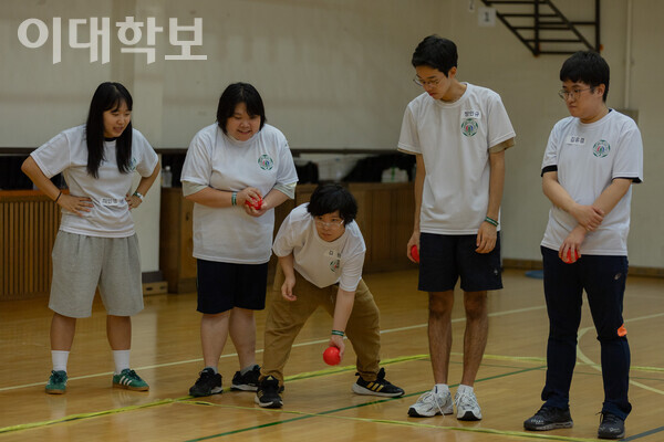 간단한 규칙에 많은 사람들이 참여할 수 있는 장애인 스포츠 ‘보체’를 즐기는 참가자들의 모습. <strong>변하영 사진기자